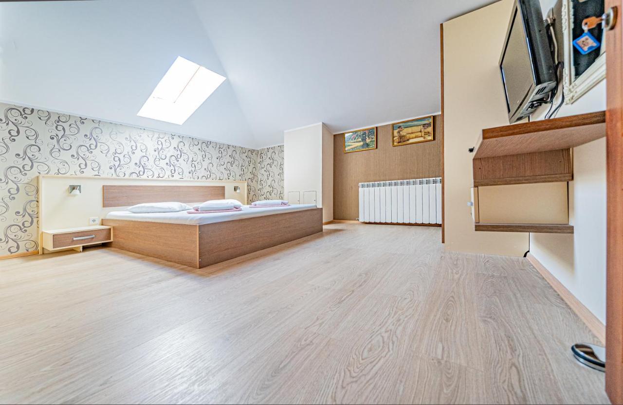 Hotel Pension Onix Vienna Airport Maria Ellend Esterno foto